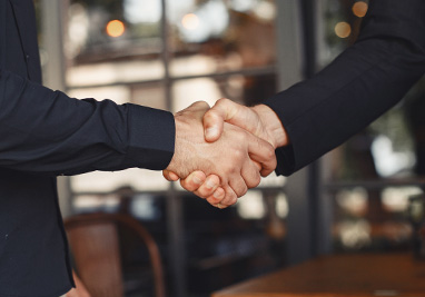 Pai e mãe brincando com o seu bebê na sala de estar