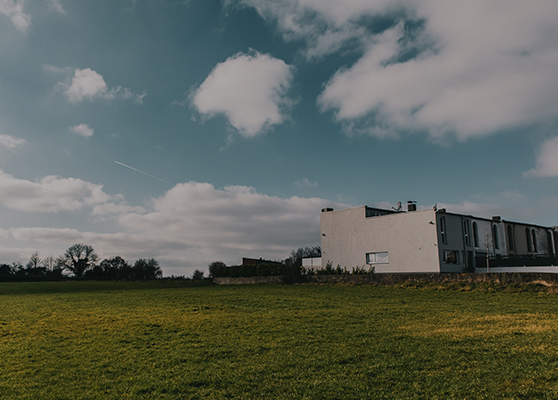 Uma chave com um chaveiro em formato de casa sobre uma mesa