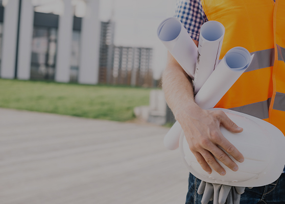 Foto da paisagem da lateral de um carro, no pôr do Sol em uma pista