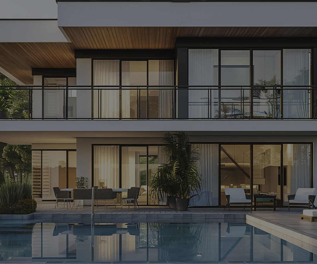 Foto de uma mesa de reunião com algumas pessoas e objetos sobre a mesa